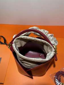 ใหม่2025กระเป๋าทรงถังประดับหัวเข็มขัดโลหะ, ประณีตและทันสมัย - Product Image 5