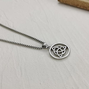 สร้อยคอจี้นอร์สแบบวินเทจทำจากสแตนเลสกล่องดีไซน์แบบผูกเงื่อนแบบไอริชสำหรับเครื่องประดับไวกิ้งครบรอบ - Product Image 3