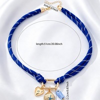 Collier de plage d'été avec perles colorées et pendentif petit poisson ou escargot de mer