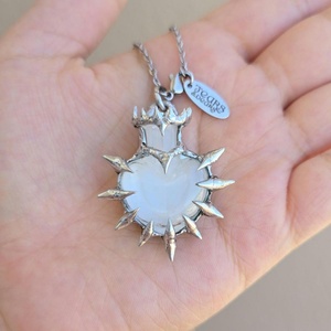 Collier pendentif épée épineuse Spicy Girl, bijoux Y2K avec style rétro hip-hop, perle d'eau douce vintage, idéal pour le bouddhisme - Product Image 3