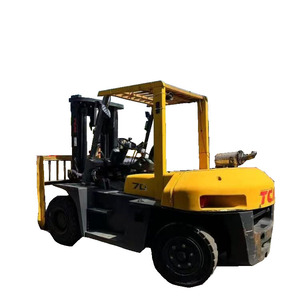 Montacargas Diésel Usado TCM FD70 de 7 Toneladas Fabricado en Japón con Desplazador Lateral Hidráulico y Neumáticos Sólidos - Product Image 1