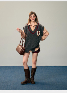 Gilet personnalisé en tricot torsadé <span class=keywords><strong>pour</strong></span> l'industrie lourde badge LOGO brodé <span class=keywords><strong>col</strong></span> en <span class=keywords><strong>V</strong></span> <span class=keywords><strong>pull</strong></span> uniforme <span class=keywords><strong>sans</strong></span> manches <span class=keywords><strong>pour</strong></span> femmes - Product Image 5