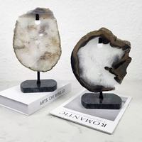 Tranche de géode d'agate naturelle avec base en marbre noir, spécimen de géode de cristal d'agate polie, pierre de table