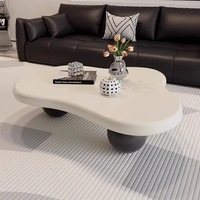Table basse nuage minimaliste moderne en bois organique irrégulier avec pieds sphériques pour salon et appartement