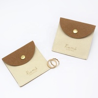 Emballage de bijoux personnalisé, sac à poussière avec bouton en métal, petite enveloppe matelassée en microfibre, boucle d'oreille, collier, emballage de bijoux, pochette