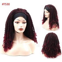 La dame portant un foulard, vêtu d'un bonnet en crochet de style africain avec une longue bande de cheveux tressée