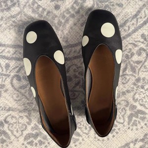 รองเท้าบัลเล่ต์ลายจุดสไตล์เรโทร ฤดูใบไม้ผลิ/ฤดูร้อน ปี 2026 หัวกลม พื้นนุ่ม ใส่ได้หลากหลาย รองเท้าลำลองผู้หญิงแบบหุ้มส้นต่ำ - Product Image 4