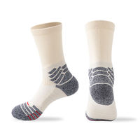 Haute qualité décontracté athlétique antidérapant Elite serviette bas Compression sport Logo personnalisé chaussettes de basket-ball pour hommes