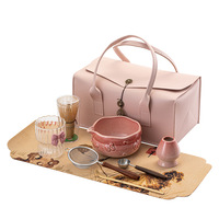Ensemble de matcha rose minimaliste moderne de style japonais, sac en cuir portable, outils à matcha, bol à matcha en céramique, ensemble à thé