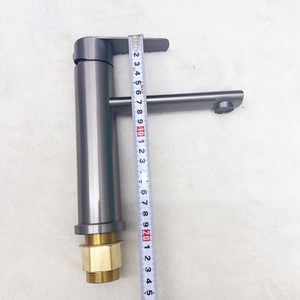 Grifo monomando de lavabo de un solo orificio de acero inoxidable color bronce, montado en encimera, con válvula mezcladora de agua fría y caliente - Product Image 4