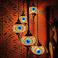 Lampe sur pied artisanale en verre mosaïque coloré, base en métal sculpté antique, décoration bohème pour hall d'hôtel