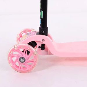 Patinete Infantil de 3 Ruedas con Luces, Patinete para Niños con Altura Ajustable y Plegable, Regalo para Fiestas Infantiles - Product Image 5
