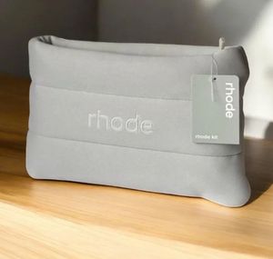 กระเป๋าเครื่องสำอางแบบคล้องมือบุนวมกันน้ำลายควิลท์สีเทา ทำจากนีโอพรีน พร้อมโลโก้สั่งทำ - Product Image 5