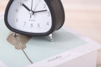 Jam Alarm Meja Anak Modern Lucu, Jam Meja Samping Tempat Tidur Berbahan Logam Bertenaga Baterai untuk Dekorasi Kamar Tidur Siswa dan Rumah