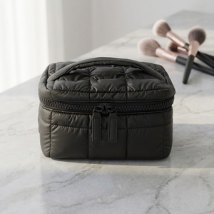 Nouvelle trousse de maquillage imperméable de grande capacité avec logo personnalisé pour femmes, trousse de maquillage matelassée brillante à plusieurs poches pour femmes - Product Image 1