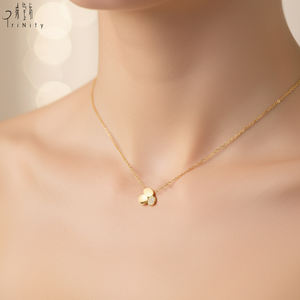 Pendentif artisanal de haute qualité, design trèfle porte-bonheur, or jaune massif 18 carats, diamants naturels véritables, pendentif à porter au quotidien - Product Image 1