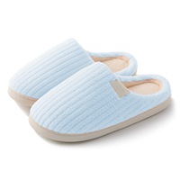 Vente en gros de pantoufles d'intérieur et d'extérieur pour couples, respirantes, chaudes, en peluche, antidérapantes, à semelle épaisse, pour l'automne et l'hiver