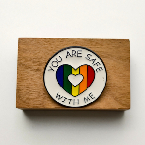 Broche de Moda con la Frase "YOU ARE SAFE WITH ME", Broche Redondo con Letras en Inglés y Corazón Arcoíris para la Comunidad LGBTQ+ o <span class=keywords><strong>Aliados</strong></span>. - Product Image 3