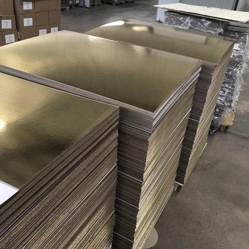 Papier aluminium doré et argenté, carton métallique gris laminé, couleur or et argent