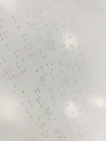 Impression en relief et en braille, impression en braille, panneaux et icônes codés par couleur
