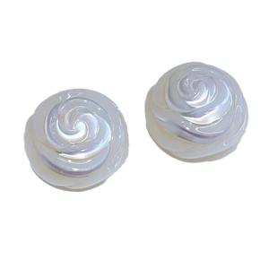 Boucles d'oreilles en perles de culture blanches sculptées en forme de roses, 8,5-10 mm, bijoux romantiques pour femmes - Product Image 5
