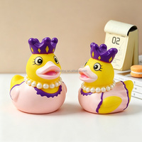 Yinuo Canard en caoutchouc PVC Princesse de 6 cm avec couronne et collier de perles, Canards de bain couineurs à thème Reine mignons, Personnalisation et vente en gros