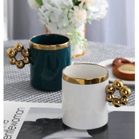 Tasse nordique en céramique d'apparence élégante avec poignée de fleur créative tasse à café vert blanc avec poignée en or galvanisée