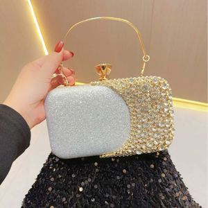 Bolso de noche dorado de alta gama con recortes de estilo retro lujoso, ideal para un boda o para una dama de honor Peti - Product Image 2