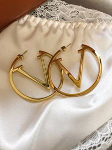 18 Karat vergoldeter Edelstahl V Anfangs ohrringe Ethnischer Stil A-Z Brief haken Hypo allergene personal isierte Initialen - Product Image 5