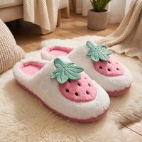 Chaussons doux et chauds en peluche pour femmes, motif fraise mignon, pour l'intérieur, conformes REACH, MOQ 500, directement de l'usine