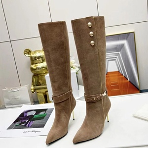 Botas de tacón de aguja de lujo personalizadas para mujer, de gamuza, con punta, hasta la rodilla, de cuero, con hebillas decorativas, botines largos, tacones finos de metal. - Product Image 3