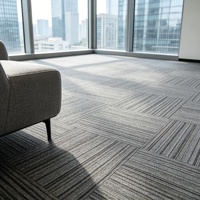 Tapis modulaire commercial de style moderne et simple en PP, insonorisant, tissé jacquard, pour sol en ciment, lavable en machine, carré