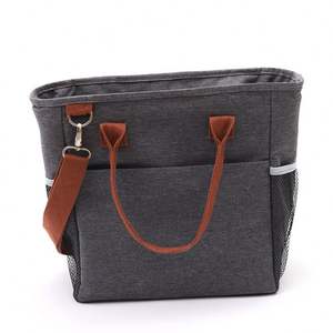 Bolsa Térmica Reutilizable y Elegante para Lonche, con Correa de Hombro y Porta Botella de Agua, para Mujer - Product Image 5