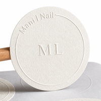 Op maat gemaakte sticker, blinddruk, getextureerde serifletter, gebogen tekst, nagelverzorging, ronde zegel, papierstructuur, merkprint