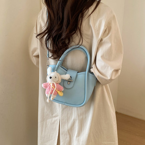 Graziosa Mini Borsa <span class=keywords><strong>a</strong></span> Secchiello con Ciondolo in Peluche, Borsa <span class=keywords><strong>a</strong></span> Tracolla e con Manico Superiore in Morbida Pelle PU per la Moda Quotidiana - Product Image 2