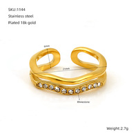 Ensemble de bagues empilables classiques en acier inoxydable plaqué or 18 carats avec serti clos et strass ondulés ajustables