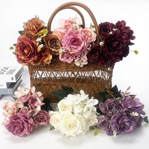 Arrangement de roses artificielles bordeaux effet toucher réel, roses crème préservées pour mariage - Product Image 1