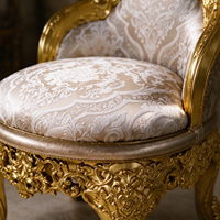 Fauteuil rembourré de style français avec cadre en bois sculpté à la main et finition dorée, chaise de salle à manger en tissu pour hôtel, restaurant et villa