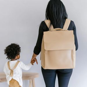 Mochila portátil de cuero <span class=keywords><strong>Beige</strong></span> Fabricante Bolso de madre personalizado Mochila de pañales de cuero genuino de alta calidad con cubierta de solapa - Product Image 1