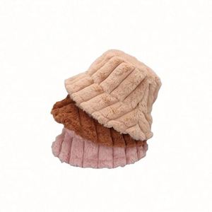 Sombrero de Pescador Cálido y Afelpado con Patrón a Cuadros para Mujer, Gorro de Invierno de Peluche, Venta al por Mayor en Stock - Product Image 1