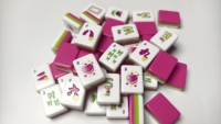 Tuiles de Mahjong américaines en acrylique à 3 couches, sous licence originale, avec motif floral moderne en forme de cœur rose vif, taille luxe 32 mm, ensemble durable