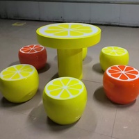 Ensemble table et chaises en fibre de verre, tabourets en forme de crème glacée, citron, pastèque et orange pour la décoration des zones enfants des centres commerciaux