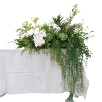 Actieve loopweg zijden kunstbloemenarrangement plant groene krans wilde bloemen rij bos gang bloemenloper bruiloft