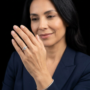 Bague de fiançailles avec halo de diamants et alliance de mariage assortie à motif chevron incurvé, ensemble de bijoux de mariée en or massif, plaqué or, cadeau de fête - Product Image 1