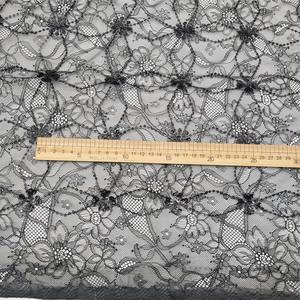 Tissu en dentelle française tricotée à sequins, motif floral noir, style luxueux, largeur 150 cm, mélange de nylon pour robes, décoration intérieure et vêtements de travail - Product Image 3