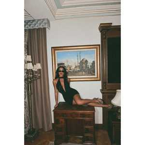 Mini-robe de cocktail noire avec détails pailletés accrocheurs - Product Image 5