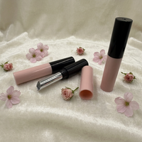 Tube de rouge à lèvres en plastique noir et rose avec ouverture et fermeture rotatives, tube de baume à lèvres, emballage cosmétique, contenant de rouge à lèvres