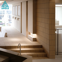 Aménagement complet sur mesure de poste de travail et de présentation pour salon de beauté ou boutique, avec conception intérieure clé en main et rénovation de magasin