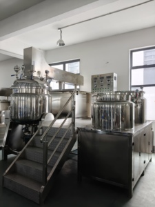 Mélangeur homogénéisateur chauffant entièrement automatique à contrôle précis de la température pour la production de crèmes, gels et sérums - Product Image 1