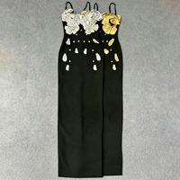 Robe de soirée élégante pour femmes, noire, à fines bretelles, avec un grand motif floral 3D brillant sur la poitrine, idéale pour les soirées formelles et les bals.
